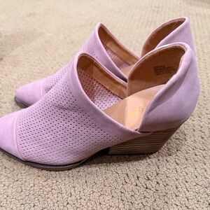 A Rider Girl
Pink slip in Ankle Boots